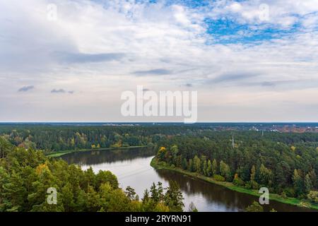 Vista dall'alto del fiume Neman in autunno. Fiume Nemunas a Druskininkai, Lituania Foto Stock