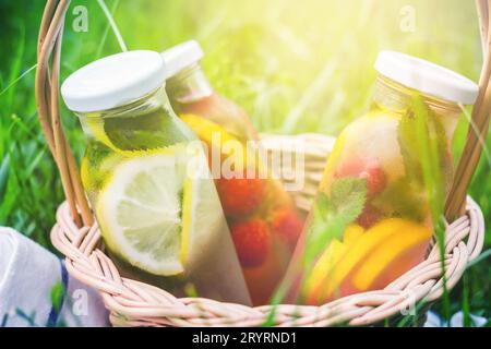 Selezione di estate limonate. Cestello sul prato con bevande rinfrescanti Foto Stock