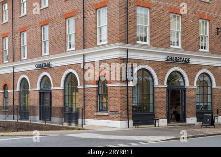 Cherryade Life Store all'angolo tra Inglescombe Street e Bridport Rd a Poundbury, Dorchester, Dorset UK a settembre Foto Stock