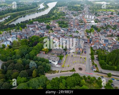 Duffel, Anversa, Belgio, 15 giugno 2023, città o villaggio di Duffel, nell'area di Anversa foto aerea che mostra le case e. Foto Stock