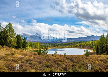 Lago di Kidelu, montagne innevate e foresta autunnale nella Repubblica Altai, Siberia, Russia Foto Stock