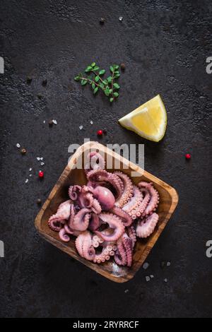 Frutti di mare Baby insalata di polpo in una ciotola di legno. Vista superiore Foto Stock