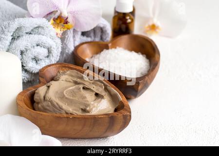 Ambiente spa con maschera cosmetica in argilla per il corpo e il viso Foto Stock