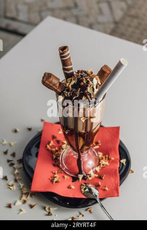 Milkshake al cioccolato, servito in un bicchiere vecchio stile Foto Stock