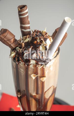 Milkshake al cioccolato, servito in un bicchiere vecchio stile Foto Stock
