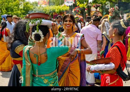 Induisti in abiti tradizionali alla grande processione Theer, Hamm, Ruhr, Germania, Europa Foto Stock