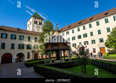 DAS Kloster Neustift auch Stift Neustift ist ein Stift der Kongregation der österreichischen Augustiner-Chorherren in Neustift Gemeinde Vahrn bei Brixen in Südtirol, Italien . Der TV-Moderator Markus Lanz lebte als Gymnasiast im Schülerheim von Kloster Neustift. Kloster Neustift *** il monastero Neustift anche Stift Neustift è un monastero della Congregazione dei canoni agostiniani austriaci a Neustift comune di Vahrn vicino Bressanone in alto Adige, Italia il presentatore televisivo Markus Lanz ha vissuto come studente di scuola superiore nel dormitorio del monastero di Neustift monastero di Neustift Foto Stock