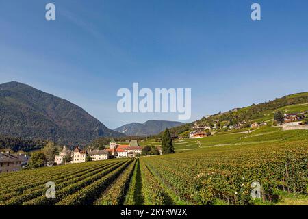 DAS Kloster Neustift auch Stift Neustift ist ein Stift der Kongregation der österreichischen Augustiner-Chorherren in Neustift Gemeinde Vahrn bei Brixen in Südtirol, Italien . Der TV-Moderator Markus Lanz lebte als Gymnasiast im Schülerheim von Kloster Neustift. Kloster Neustift *** il monastero Neustift anche Stift Neustift è un monastero della Congregazione dei canoni agostiniani austriaci a Neustift comune di Vahrn vicino Bressanone in alto Adige, Italia il presentatore televisivo Markus Lanz ha vissuto come studente di scuola superiore nel dormitorio del monastero di Neustift monastero di Neustift Foto Stock