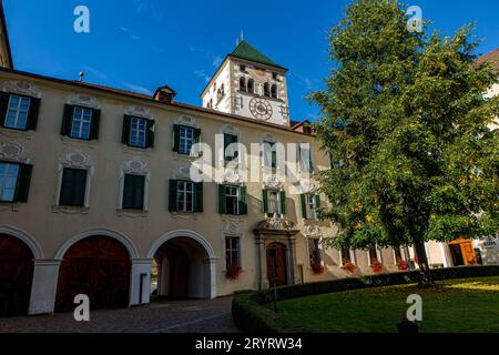 DAS Kloster Neustift auch Stift Neustift ist ein Stift der Kongregation der österreichischen Augustiner-Chorherren in Neustift Gemeinde Vahrn bei Brixen in Südtirol, Italien . Der TV-Moderator Markus Lanz lebte als Gymnasiast im Schülerheim von Kloster Neustift. Kloster Neustift *** il monastero Neustift anche Stift Neustift è un monastero della Congregazione dei canoni agostiniani austriaci a Neustift comune di Vahrn vicino Bressanone in alto Adige, Italia il presentatore televisivo Markus Lanz ha vissuto come studente di scuola superiore nel dormitorio del monastero di Neustift monastero di Neustift Foto Stock