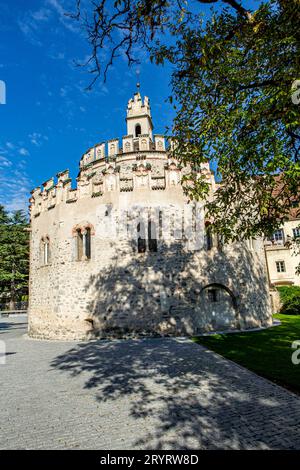 DAS Kloster Neustift auch Stift Neustift ist ein Stift der Kongregation der österreichischen Augustiner-Chorherren in Neustift Gemeinde Vahrn bei Brixen in Südtirol, Italien . Der TV-Moderator Markus Lanz lebte als Gymnasiast im Schülerheim von Kloster Neustift. Kloster Neustift *** il monastero Neustift anche Stift Neustift è un monastero della Congregazione dei canoni agostiniani austriaci a Neustift comune di Vahrn vicino Bressanone in alto Adige, Italia il presentatore televisivo Markus Lanz ha vissuto come studente di scuola superiore nel dormitorio del monastero di Neustift monastero di Neustift Foto Stock