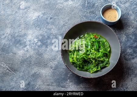 Chuka wakame, alghe giapponese insalata con salsa di noci. Foto Stock