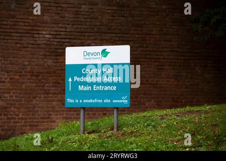 Cartello d'ingresso principale del Devon County Council County Hall sull'erba Foto Stock