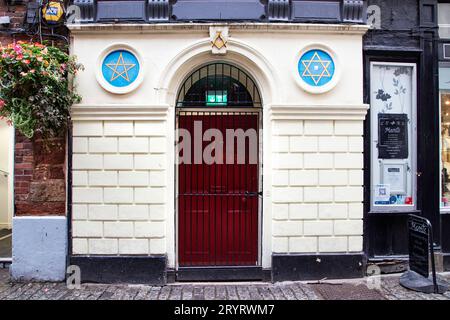 Exeter Massonic Freemasons Hall / Lodge in Gandy Street con cerchi blu e stelle d'oro a 5 e 6 punti all'ingresso Foto Stock