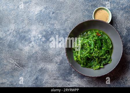 Chuka wakame, alghe giapponese insalata con salsa di noci. Foto Stock