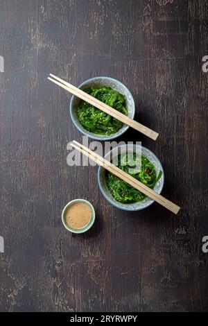 Chuka wakame, alghe giapponese insalata con salsa di noci. Foto Stock