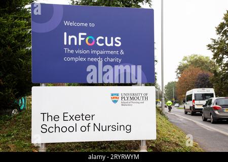 La Exeter School of Nursing Sign con in Focus Vision Charity Sign Foto Stock