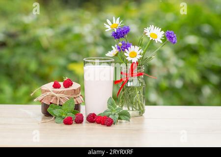 Bicchiere di yogurt lampone con bacche fresche di lampone Foto Stock