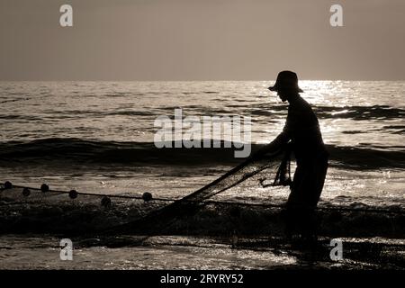 Fujairah, Emirati Arabi Uniti - 10 ottobre 2014: Pescatori con il loro pescato sulla spiaggia di Fujairah negli Emirati Arabi Uniti. Foto Stock