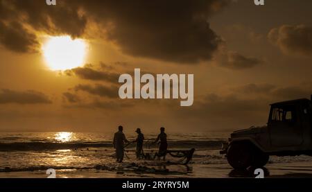 Fujairah, Emirati Arabi Uniti - 10 ottobre 2014: Pescatori con il loro pescato sulla spiaggia di Fujairah negli Emirati Arabi Uniti. Foto Stock