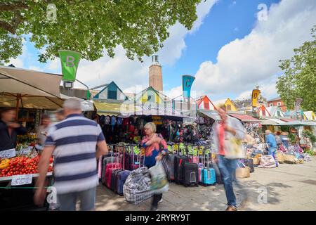 Mercato affollato con Municipio a Norwich, Norfolk, Inghilterra, Regno Unito Foto Stock