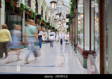 Negozi affollati all'interno del Rotal Arcade a Norwich, Norfolk, Inghilterra, Regno Unito Foto Stock