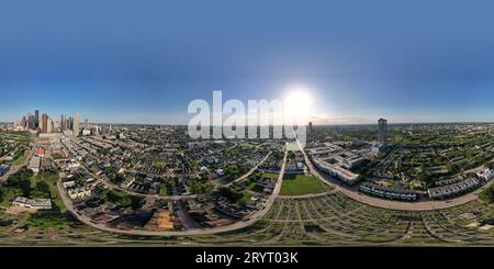 Una vista panoramica del vibrante skyline di Houston con edifici che attraversano l'orizzonte Foto Stock