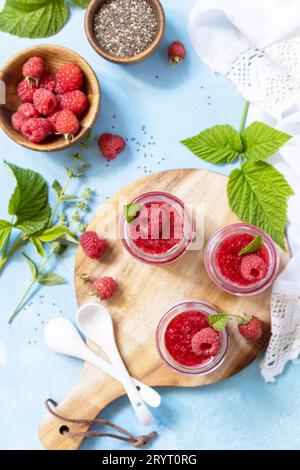 Budino di semi di Chia con lampone e marmellata o frullati con semi di chia su un tavolo di pietra. Colazione sana. Vista dall'alto. Foto Stock