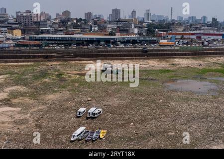 Manaus, Brasile. 1 ottobre 2023. Una vista aerea mostra le condizioni asciutte del porto di Manaus. A causa della grave siccità nel bacino amazzonico, che ha già colpito 55 dei 62 comuni dello stato, Amazonas è in stato di emergenza. Crediti: Lucas Silva/dpa/Alamy Live News Foto Stock