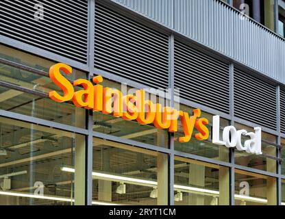 Cartello e logo del negozio locale di Sainsbury sulla parte anteriore del negozio di alimentari Foto Stock