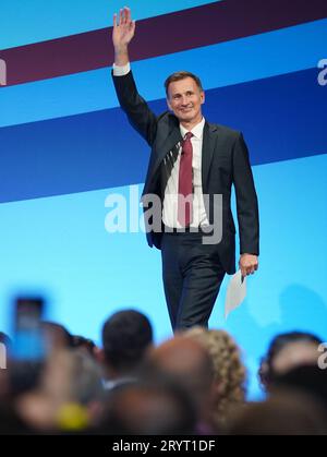 Il Cancelliere dello Scacchiere Jeremy Hunt si dirige sul palco per tenere un discorso durante la conferenza annuale del Partito Conservatore al complesso congressuale di Manchester Central. Data immagine: Lunedì 2 ottobre 2023. Foto Stock