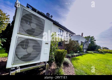 Wärmepumpe energie, Heizen, Wohnung: VOR einem Einfamilienhaus ist eine Wärmepumpe installiert. Rietberg Nordrhein-Westfalen Deutschland *** energia della pompa di calore, riscaldamento, appartamento di fronte a una casa di famiglia è installata pompa di calore Rietberg Renania settentrionale Vestfalia Germania Copyright: XDavidxInderliedx Credit: Imago/Alamy Live News Foto Stock