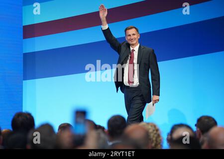 Il Cancelliere dello Scacchiere Jeremy Hunt si dirige sul palco per tenere un discorso durante la conferenza annuale del Partito Conservatore al complesso congressuale di Manchester Central. Data immagine: Lunedì 2 ottobre 2023. Foto Stock