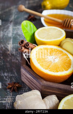 Vassoio con ingredienti per fare immunità che aumenta la bevanda vitaminica sana su sfondo scuro Foto Stock