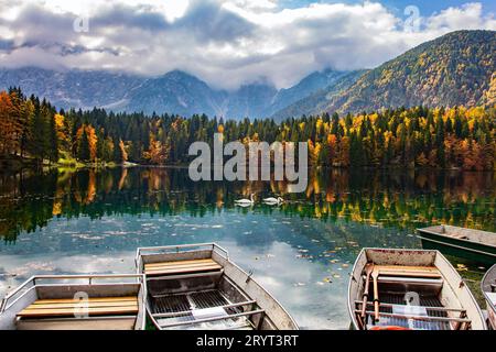 Molo delle barche sul lago Foto Stock