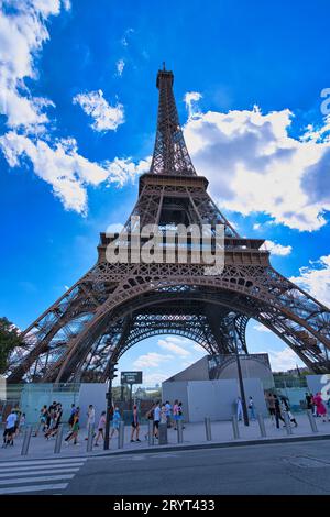 France, Paris 20.08.2023 Eiffel Tower è una torre a reticolo in ferro battuto sul Champ de Mars a Parigi, in Francia. Chiamato Gustave Eiffel, costruito dal 1887 al Foto Stock