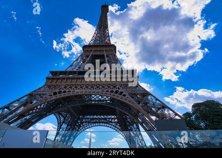 France, Paris 20.08.2023 Eiffel Tower è una torre a reticolo in ferro battuto sul Champ de Mars a Parigi, in Francia. Chiamato Gustave Eiffel, costruito dal 1887 al Foto Stock