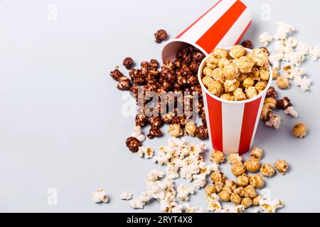 Set di popcorn assortiti in tazza di carta bianca rossa a strisce. Popcorn dolci e salati Foto Stock
