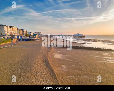 Vista aerea del lungomare di eastbourne all'alba nell'East Sussex Foto Stock