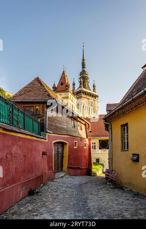Sulle strade della fortezza medievale e della città di Sighisoara con case colorate. Foto scattata il 14 agosto 2023 a Sighisoara, Transilvania Reg Foto Stock