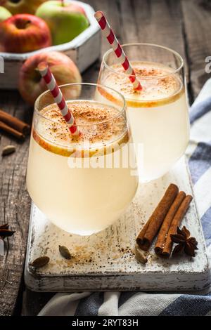 Cocktail autunnale di sidro di mele con spezie e fette di mela. Messa a fuoco selettiva Foto Stock