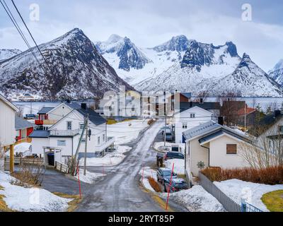 Villaggio Husoy a Oyfjorden. L'isola Senja durante l'inverno nel nord della Norvegia. Europa, Norvegia, Senja, marzo Foto Stock