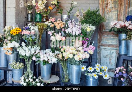 Vetrina di un negozio di fiori con un vasto assortimento in stile retrò. Foto Stock