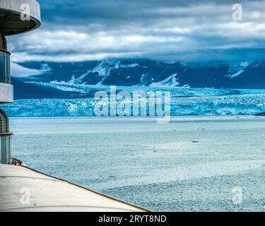 Il ghiacciaio Hubbard nel parco nazionale e riserva naturale Elias, Alaska circondato da montagne Foto Stock