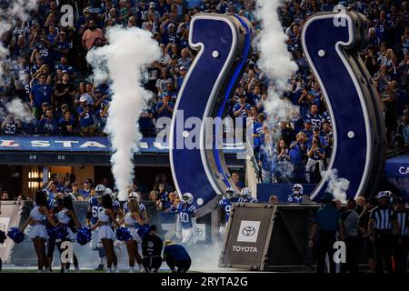 1 ottobre 2023: I giocatori degli Indianapolis Colts entrano in campo prima della partita di football tra i Los Angeles Rams e gli Indianapolis Colts a Indianapolis, Indiana. Los Angeles sconfisse Indianapolis 29-23 ai supplementari. John Mersits/CSM. Foto Stock