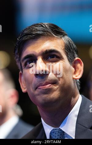 Manchester, Regno Unito. 2 ottobre 2023. Il primo Ministro Rishi Sunak ascolta gli applausi e a volte sembra premuroso mentre Jeremy Hunt Cancelliere dello Scacchiere si rivolge alla sala principale il secondo giorno della Conferenza dei Conservatori. Manchester Regno Unito. Crediti: GaryRobertsphotography/Alamy Live News Foto Stock