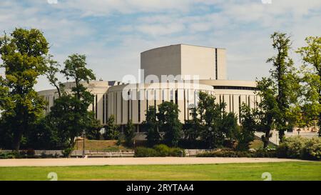 Opera Nova al crepuscolo nella città vecchia con riflessi nel fiume Brda Bydgoszcz, Polonia Foto Stock