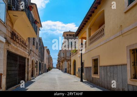 Tipico centro storico di Maiorca con una strada stretta. Petra. Isole Baleari Spagna. Foto Stock