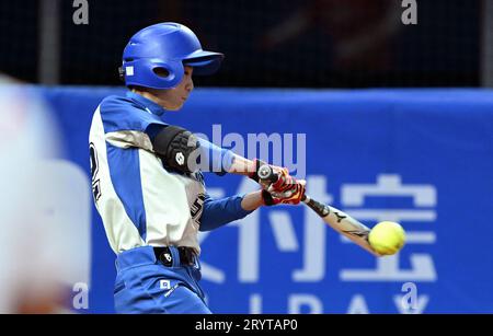 Shaoxing, provincia cinese di Zhejiang. 2 ottobre 2023. He Xiaoyan of China gareggia durante la partita di medaglia d'oro femminile di softball tra Giappone e Cina ai diciannovesimi Giochi asiatici a Shaoxing, nella provincia dello Zhejiang, nella Cina orientale, il 2 ottobre 2023. Crediti: Yang Guanyu/Xinhua/Alamy Live News Foto Stock