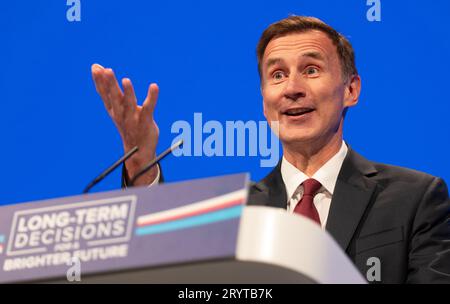 Manchester, Regno Unito. 2 ottobre 2023. Jeremy Hunt Cancelliere dello Scacchiere si rivolge alla sala principale il secondo giorno della Conferenza dei conservatori. Manchester Regno Unito. Crediti: GaryRobertsphotography/Alamy Live News Foto Stock