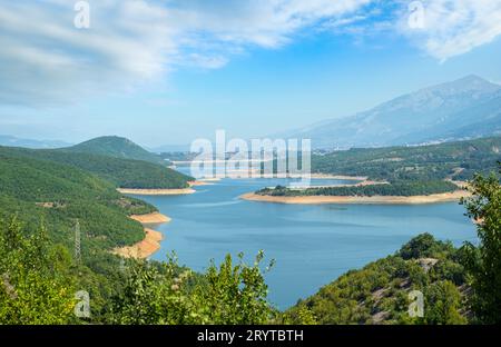 Debar lago estate paesaggio di campagna con sfondo montagne. Macedonia del Nord non lontano dalla città di Debar, Europa. Foto Stock
